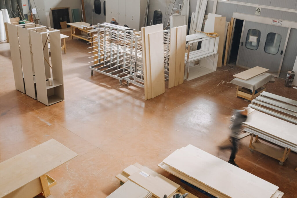 wykorzystanie sklejki antypoślizgowej na hali magazynu