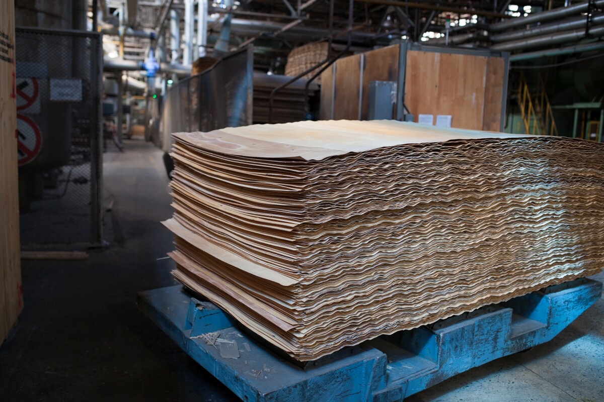 Stos arkuszy sklejki w fabryce.