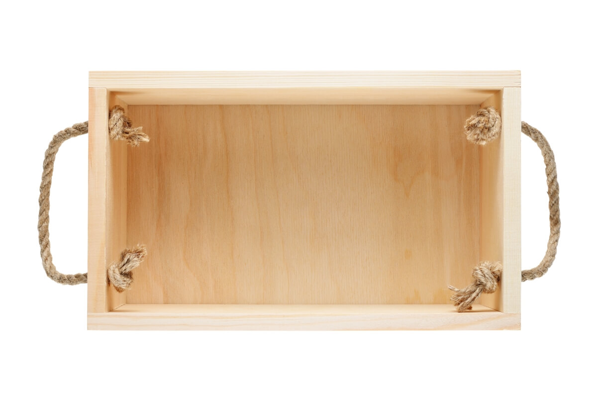 Drewniana skrzynka z linowymi uchwytami, przykład produktu ze sklejki.