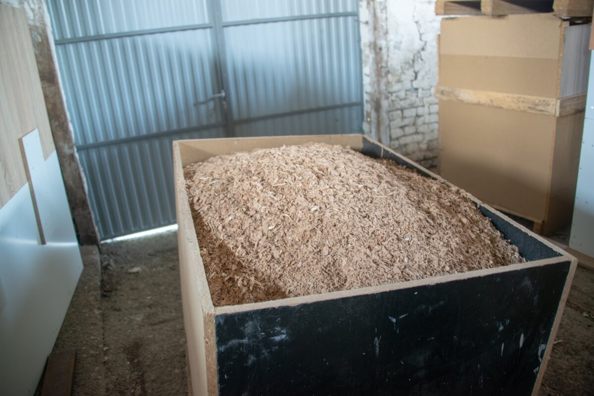 Kartonowa skrzynia wypełniona trocinami, zbudowana z materiału typu sklejka filmowana obustronnie.