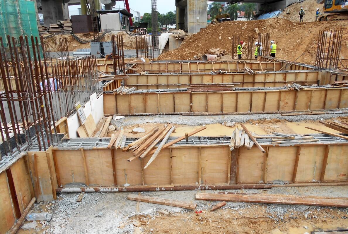 Budowa fundamentów przy użyciu sklejki szalunkowej.